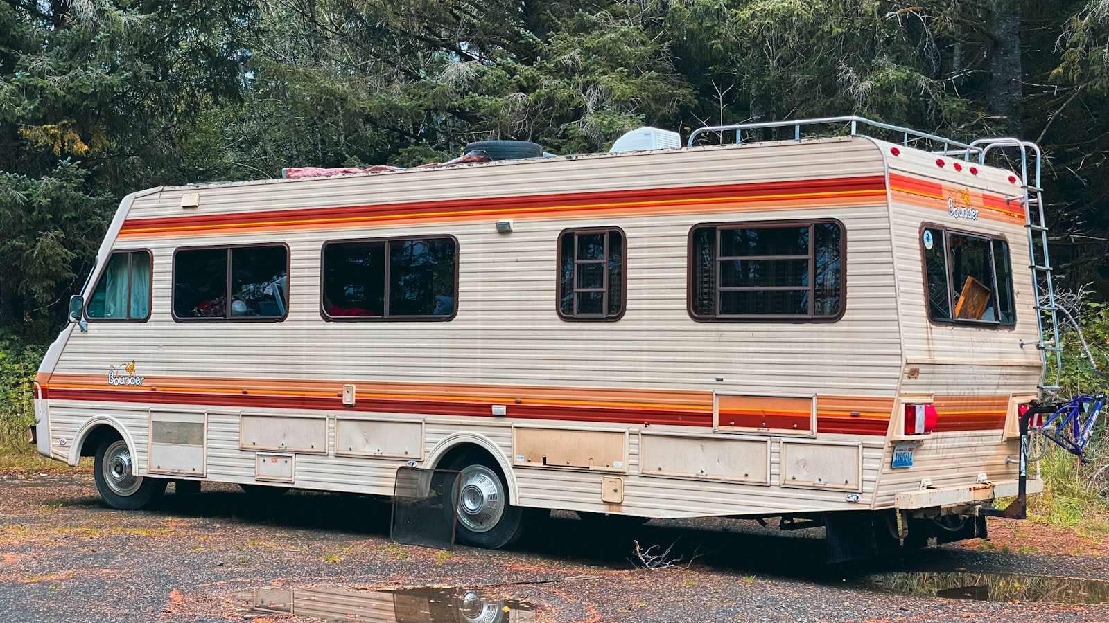 an old camper parked on the side of the road